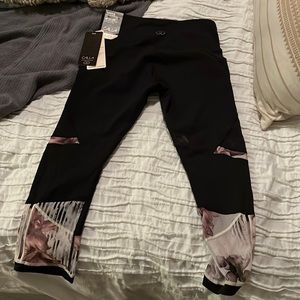 Calia by Carrie Mid Rise Capri leggings